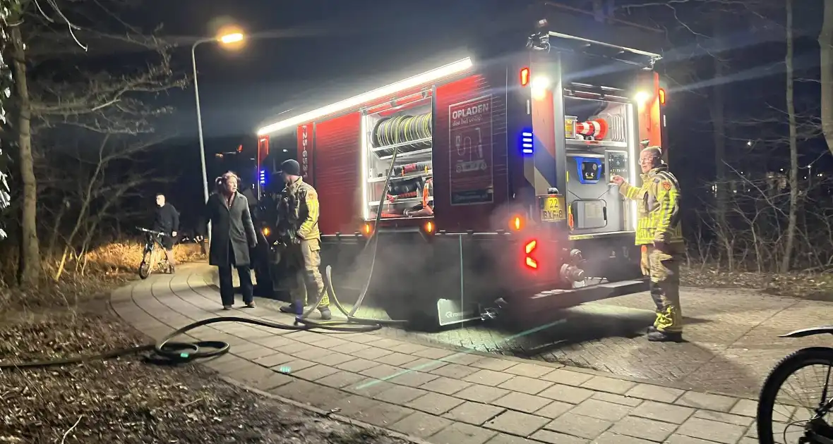 Brandweer bestrijdt aangestoken brand - Foto 3