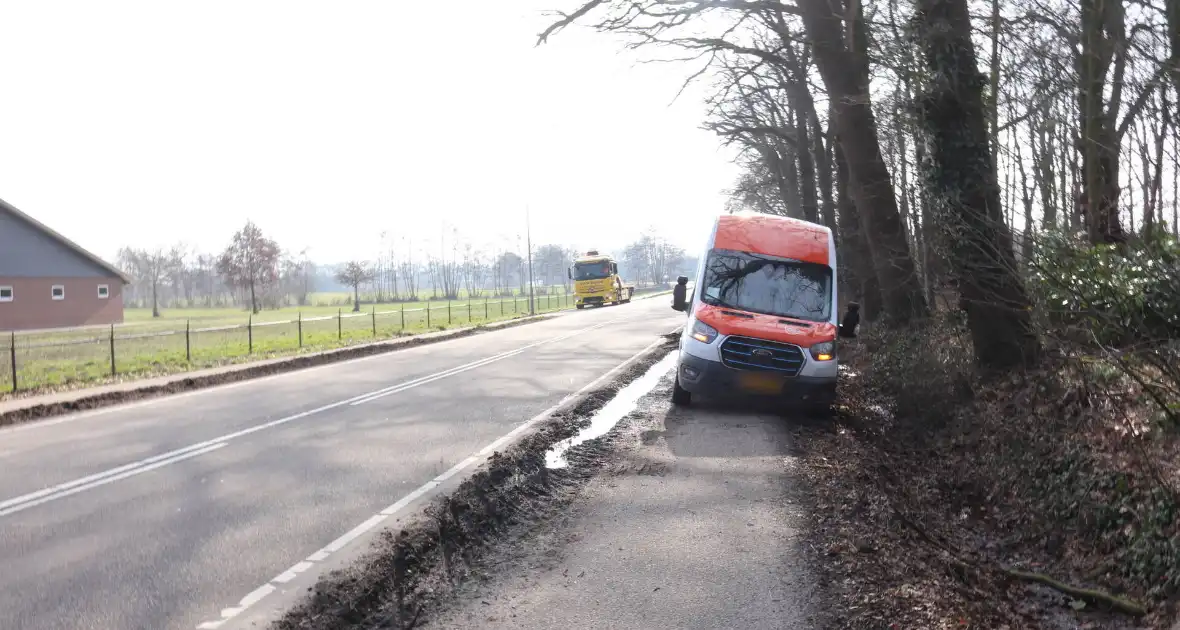 Busje raakt bijna in de sloot
