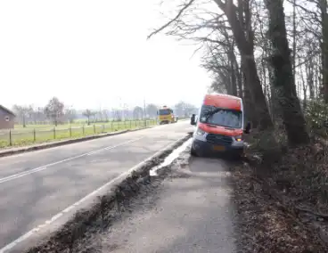Busje raakt bijna in de sloot