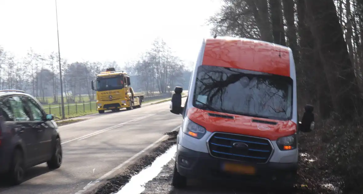 Busje raakt bijna in de sloot - Foto 1