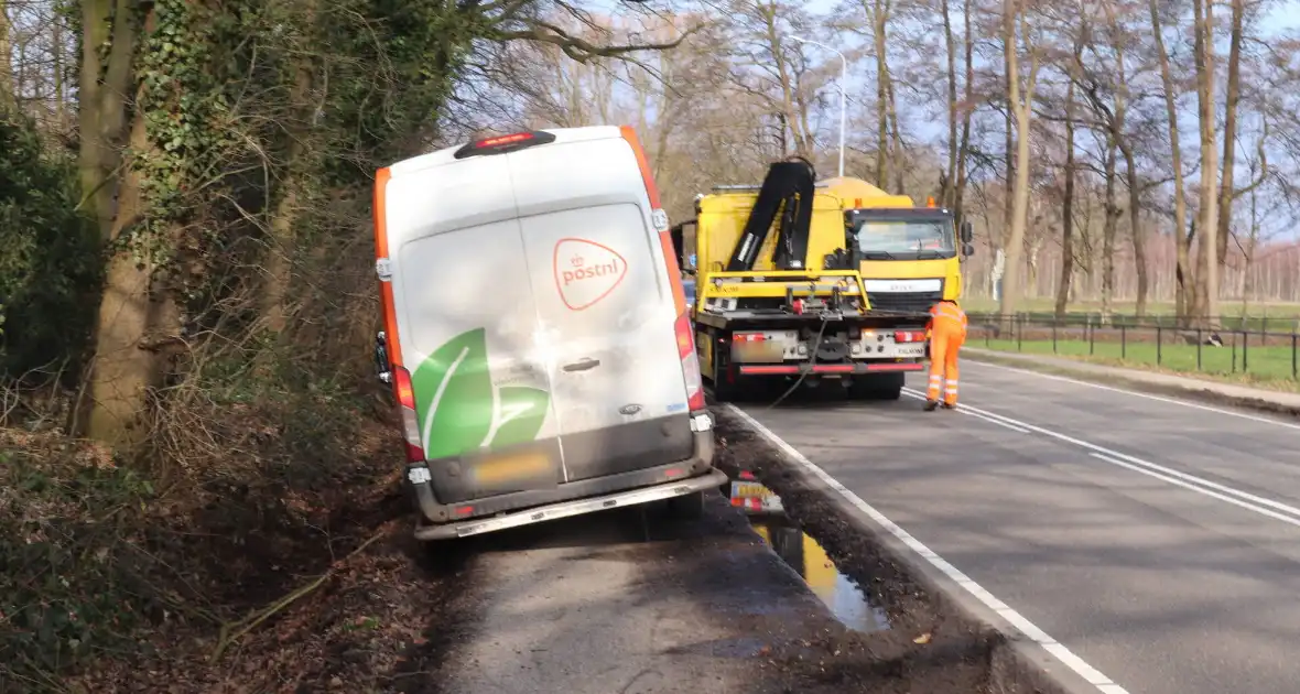 Busje raakt bijna in de sloot - Foto 2