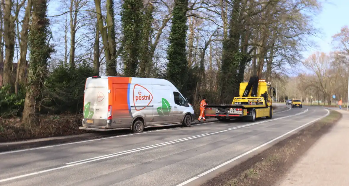 Busje raakt bijna in de sloot - Foto 3