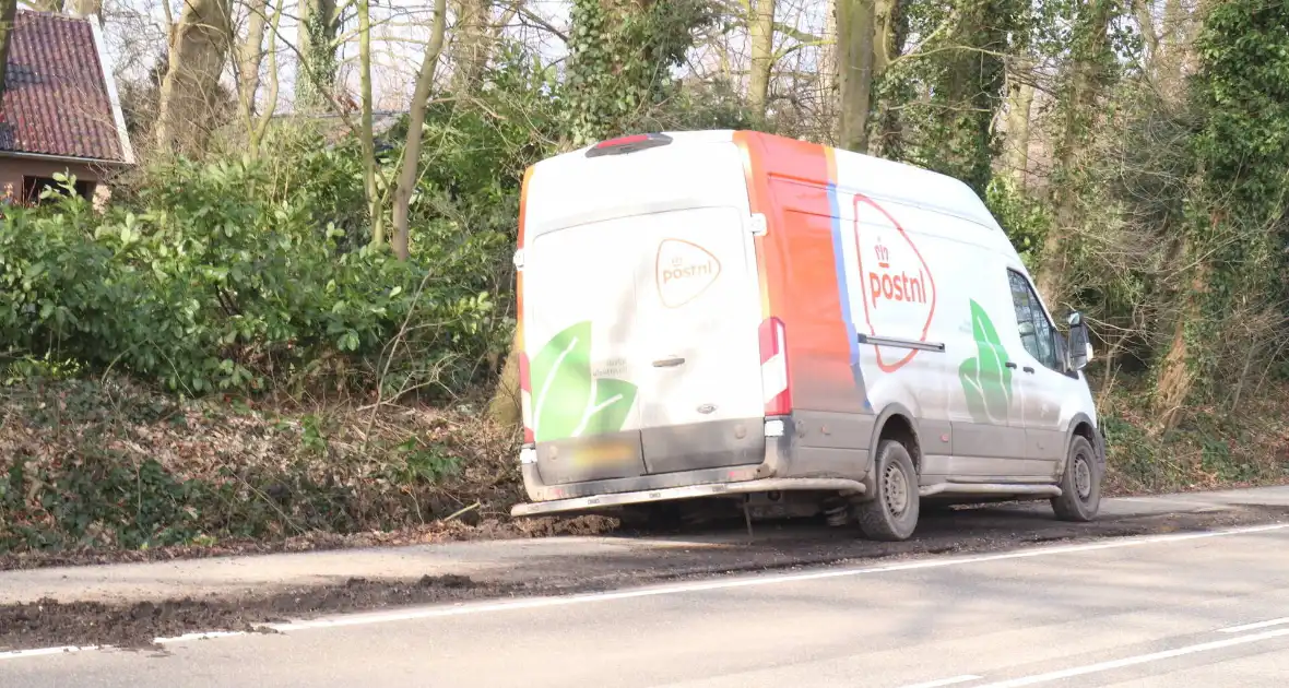 Busje raakt bijna in de sloot - Foto 4