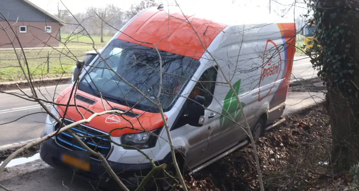 Busje raakt bijna in de sloot - Foto 5