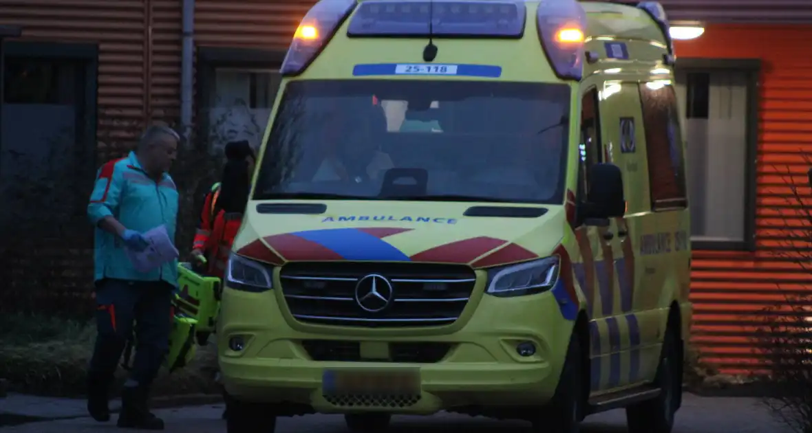 Traumahelikopter landt voor noodsituatie in ziekenhuis - Foto 2