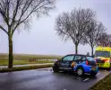 Automobilist botst tegen boom na ongeval