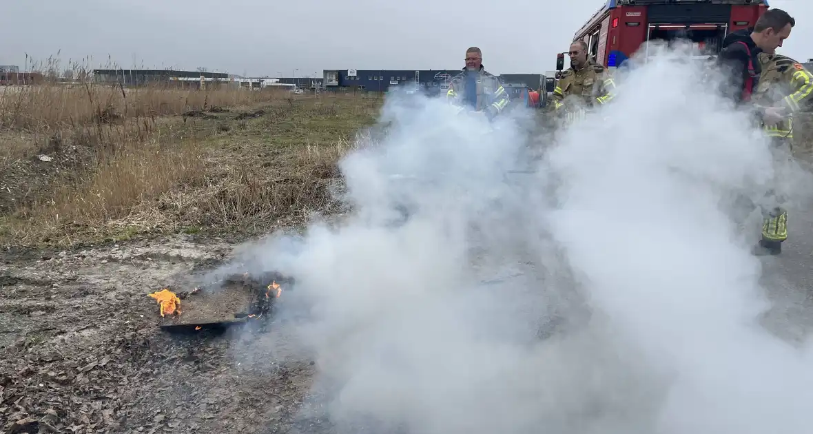 Brandende planken in berm snel geblust