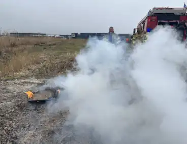 Brandende planken in berm snel geblust