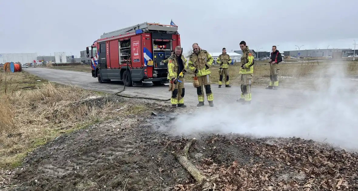 Brandende planken in berm snel geblust - Foto 1