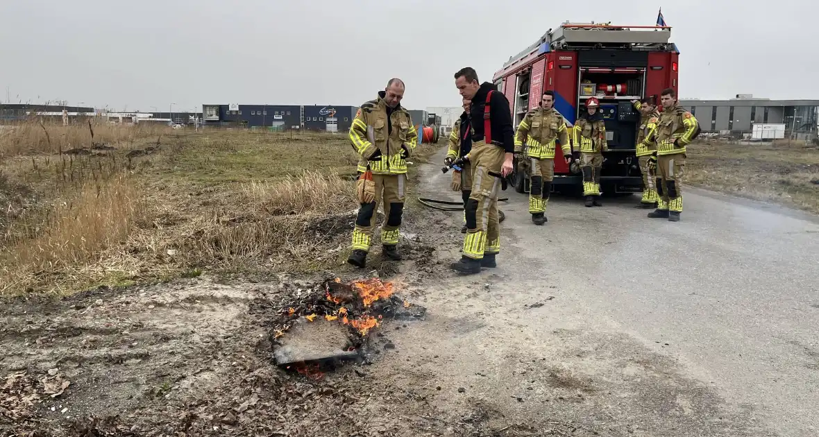 Brandende planken in berm snel geblust - Foto 2