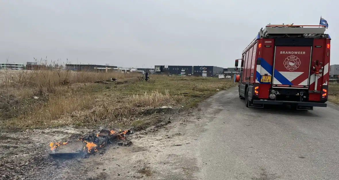 Brandende planken in berm snel geblust - Foto 3