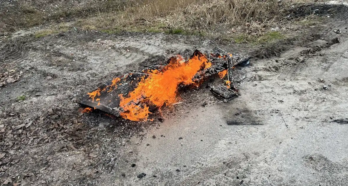 Brandende planken in berm snel geblust - Foto 4