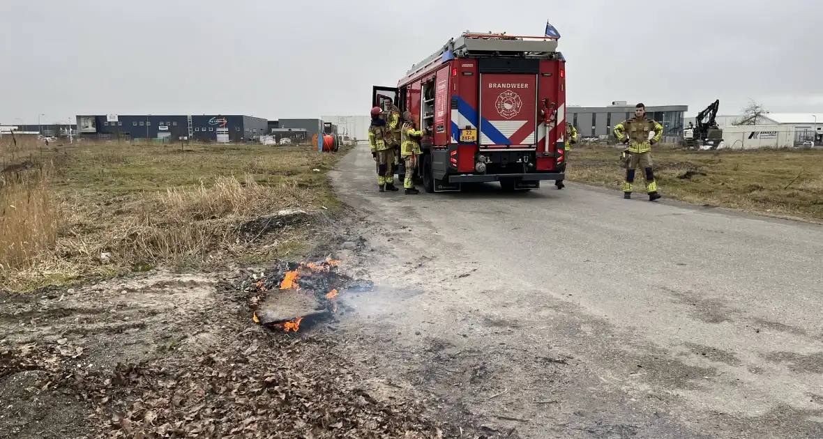Brandende planken in berm snel geblust - Foto 5