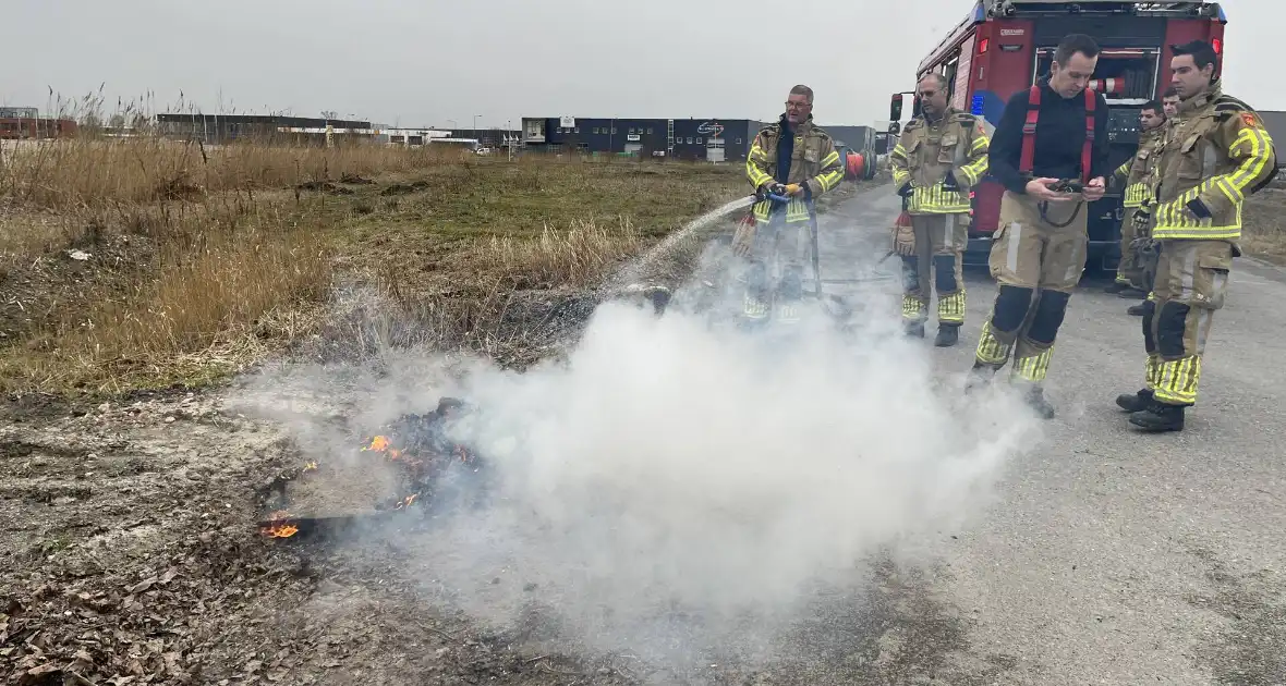 Brandende planken in berm snel geblust - Foto 6