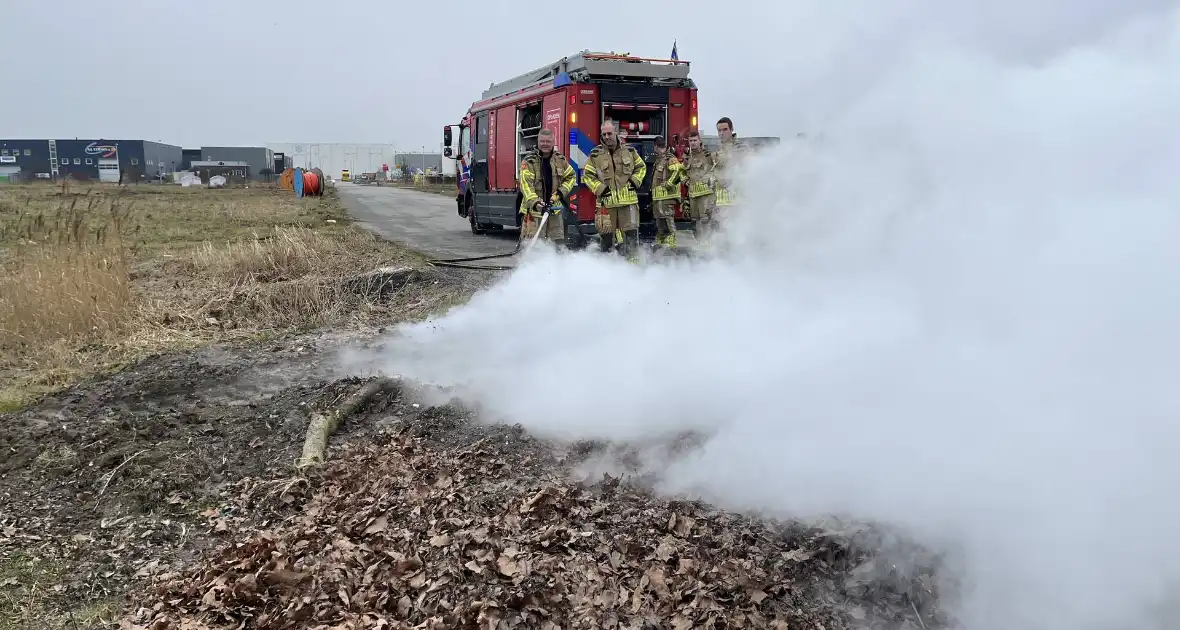 Brandende planken in berm snel geblust - Foto 7