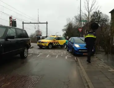 Automobilist verliest macht over het stuur en ramt een paal