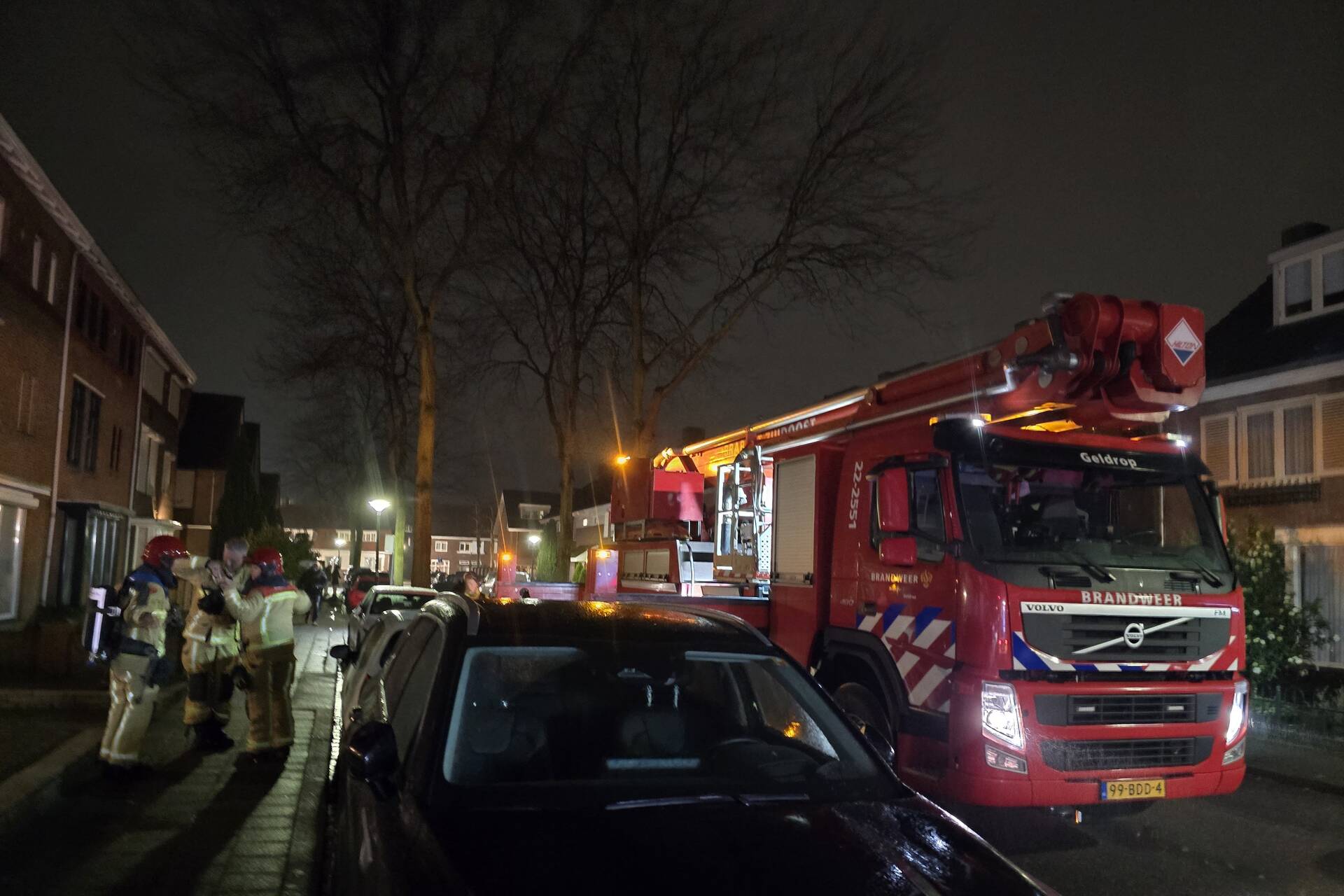Brandweer veegt schoorsteen wegens brand
