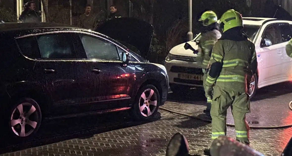Brandweer dooft brand in auto