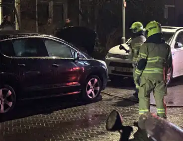 Brandweer dooft brand in auto