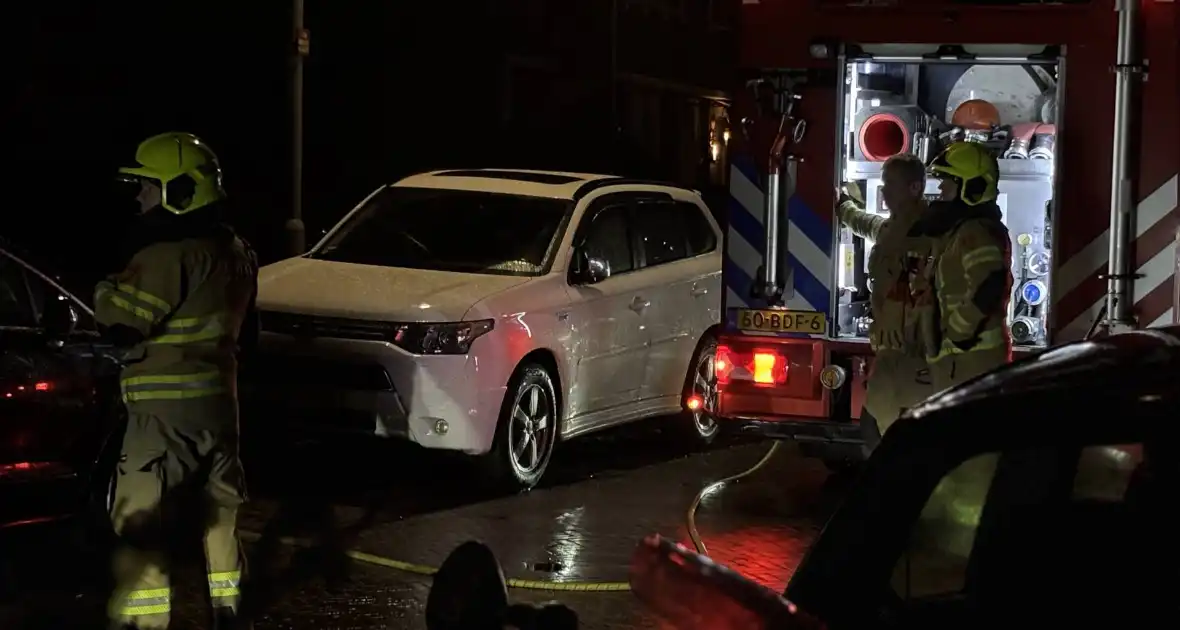 Brandweer dooft brand in auto - Foto 2