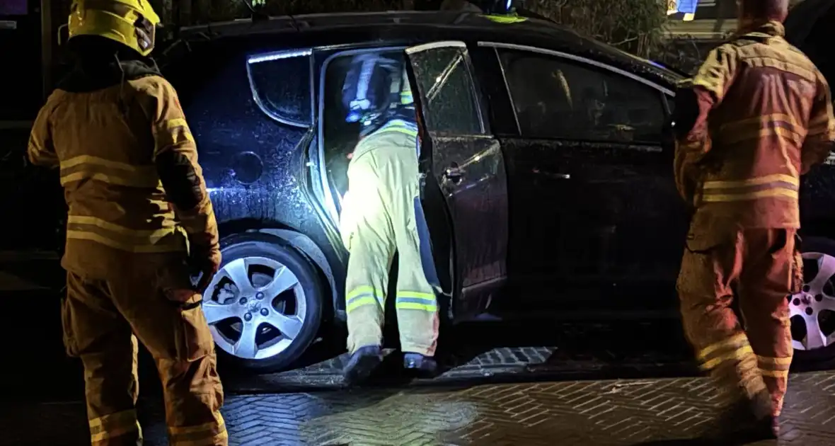 Brandweer dooft brand in auto - Foto 3