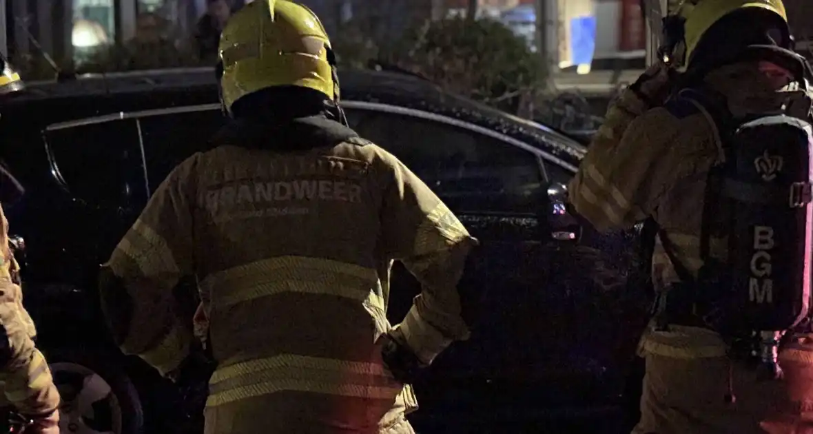 Brandweer dooft brand in auto - Foto 4