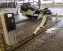 Auto belandt op kop bij ongeval