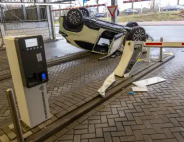 Auto belandt op kop bij ongeval
