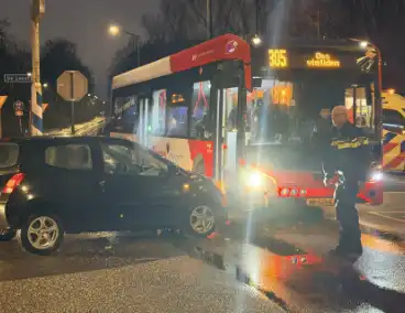 Aanrijding tussen auto en stadsbus met gewonde