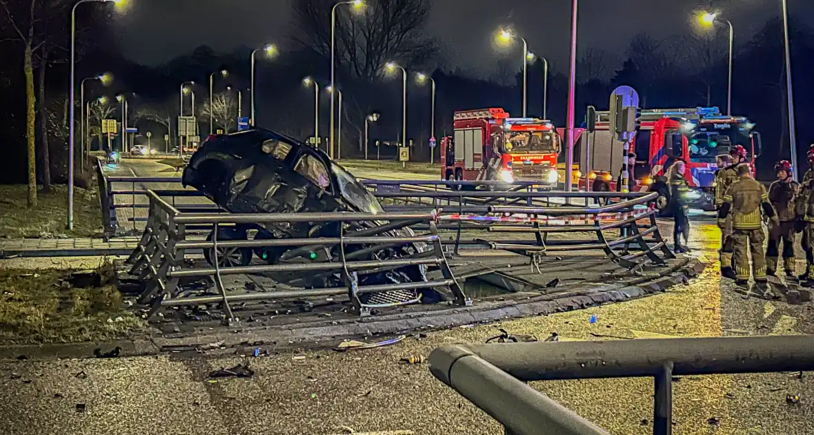 Auto verwoest na crash, bestuurder zwaargewond