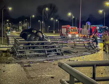 Auto verwoest na crash, bestuurder zwaargewond