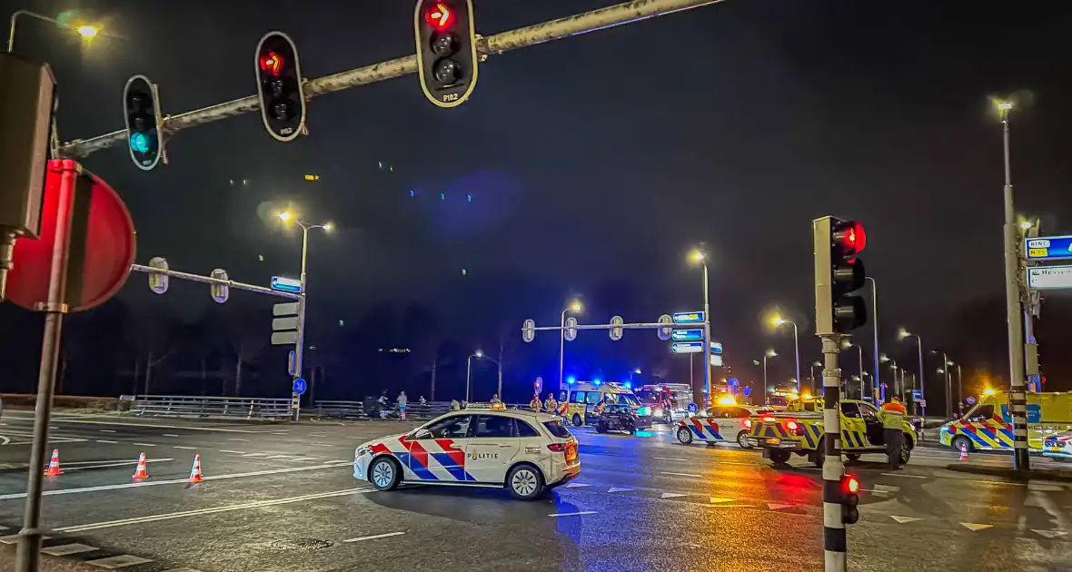 Auto verwoest na crash, bestuurder zwaargewond - Foto 1
