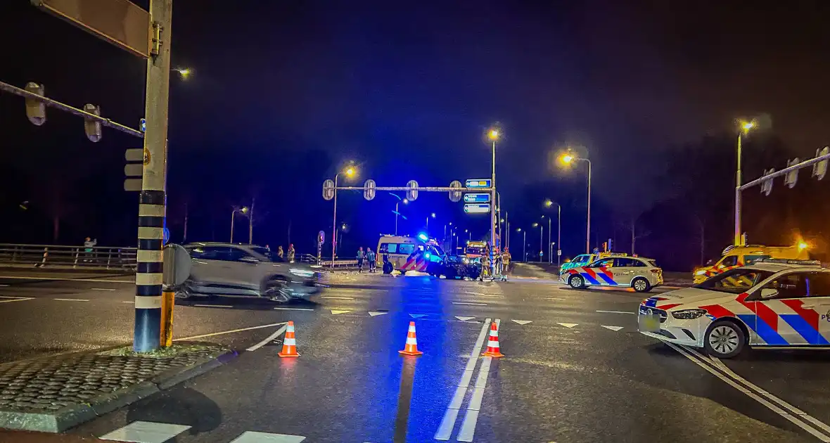 Auto verwoest na crash, bestuurder zwaargewond - Foto 2