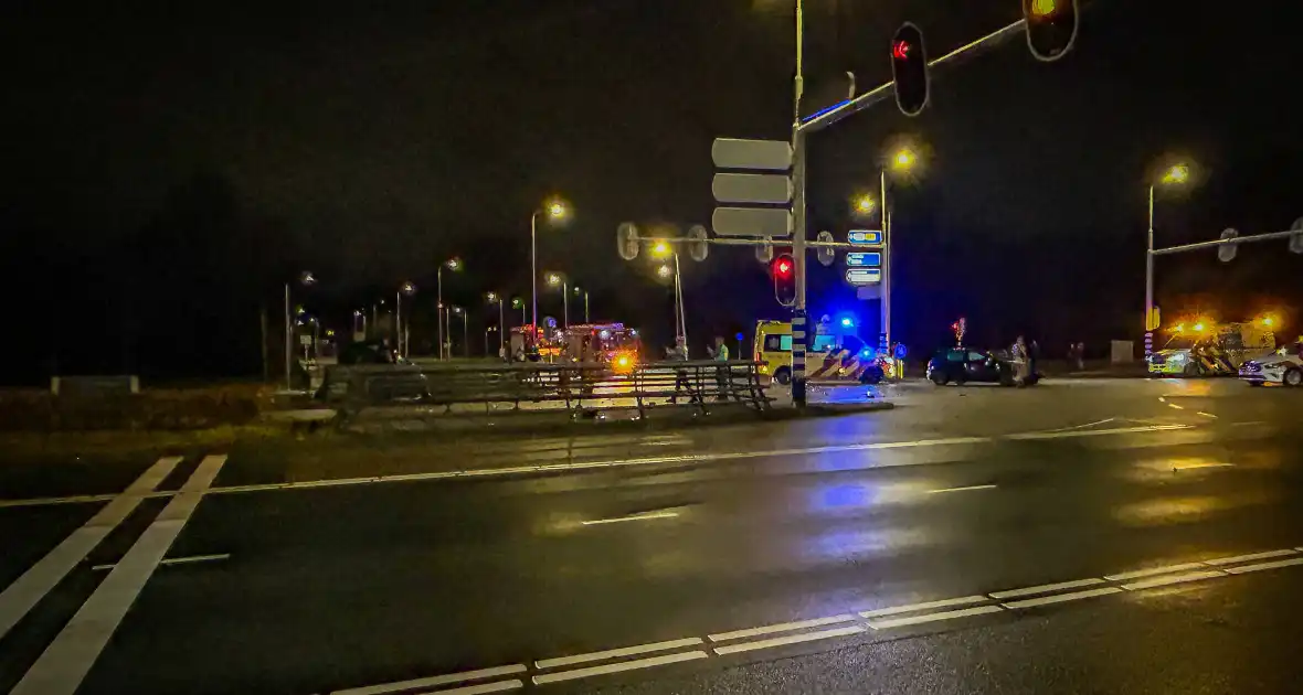 Auto verwoest na crash, bestuurder zwaargewond - Foto 3