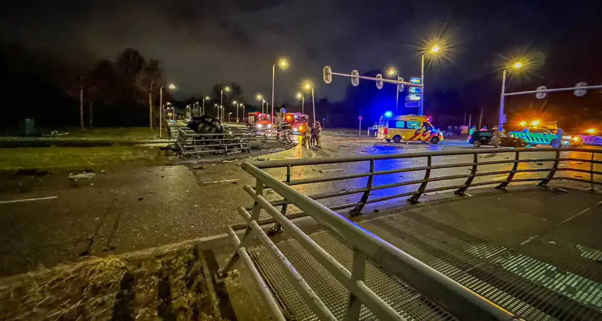 Auto verwoest na crash, bestuurder zwaargewond - Foto 4