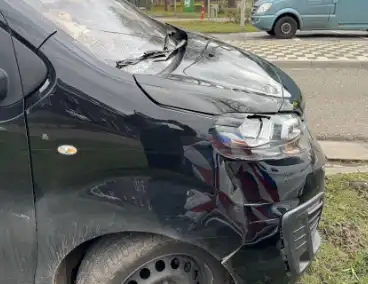 Bestelbus rijdt jongeman op fiets aan