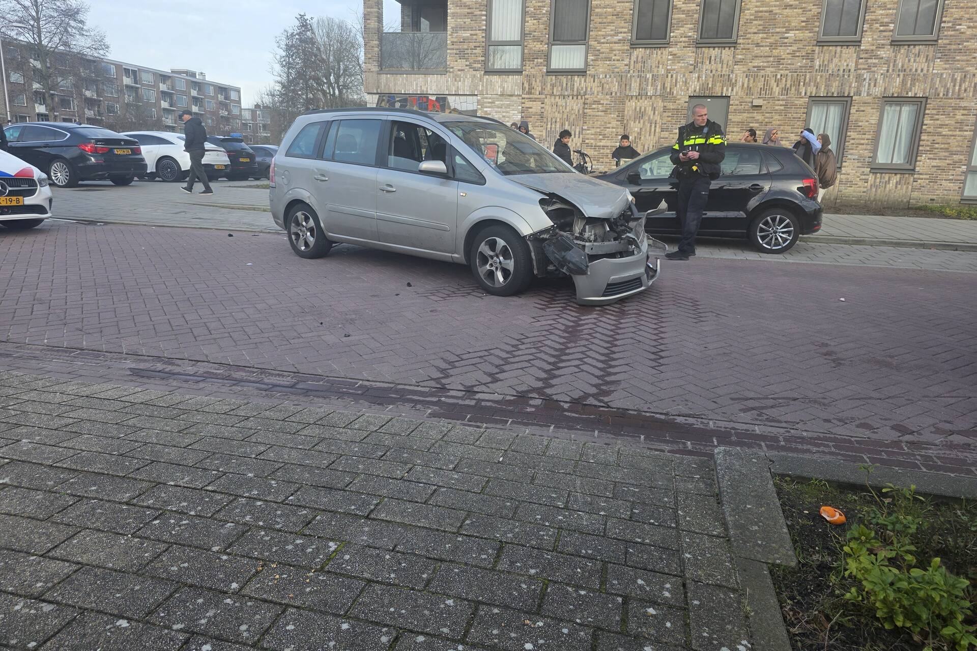 Auto komt in botsing met geparkeerd voertuig