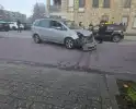 Auto komt in botsing met geparkeerd voertuig