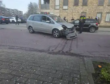 Auto komt in botsing met geparkeerd voertuig