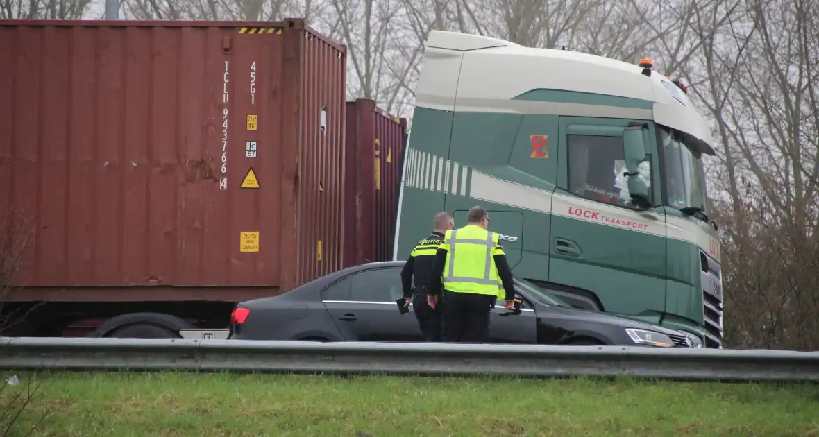 Botsing tussen vrachtwagen en auto zonder gewonden