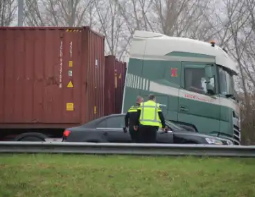 Botsing tussen vrachtwagen en auto zonder gewonden