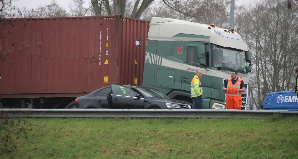 Botsing tussen vrachtwagen en auto zonder gewonden - Foto 1