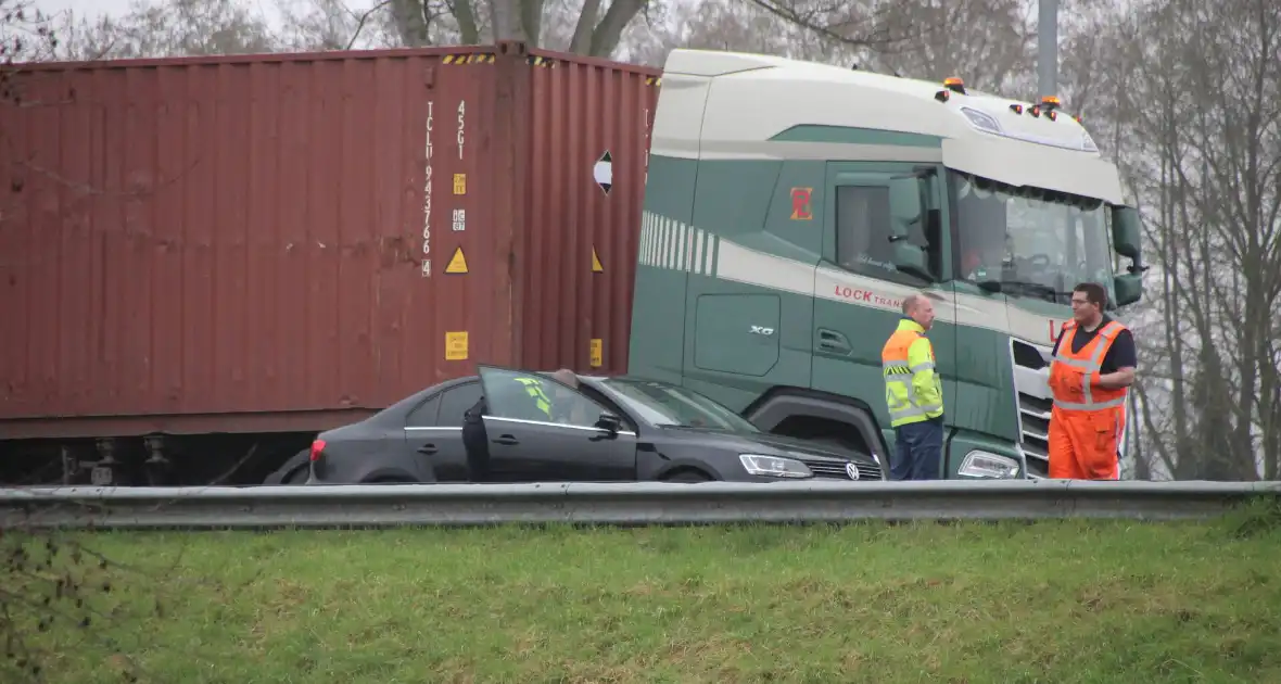 Botsing tussen vrachtwagen en auto zonder gewonden - Foto 3