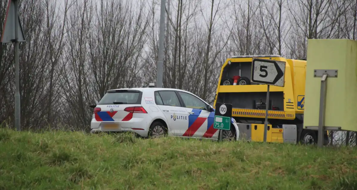 Botsing tussen vrachtwagen en auto zonder gewonden - Foto 4