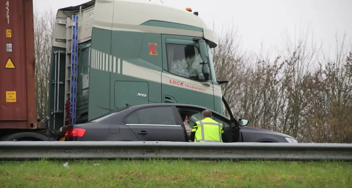 Botsing tussen vrachtwagen en auto zonder gewonden - Foto 5