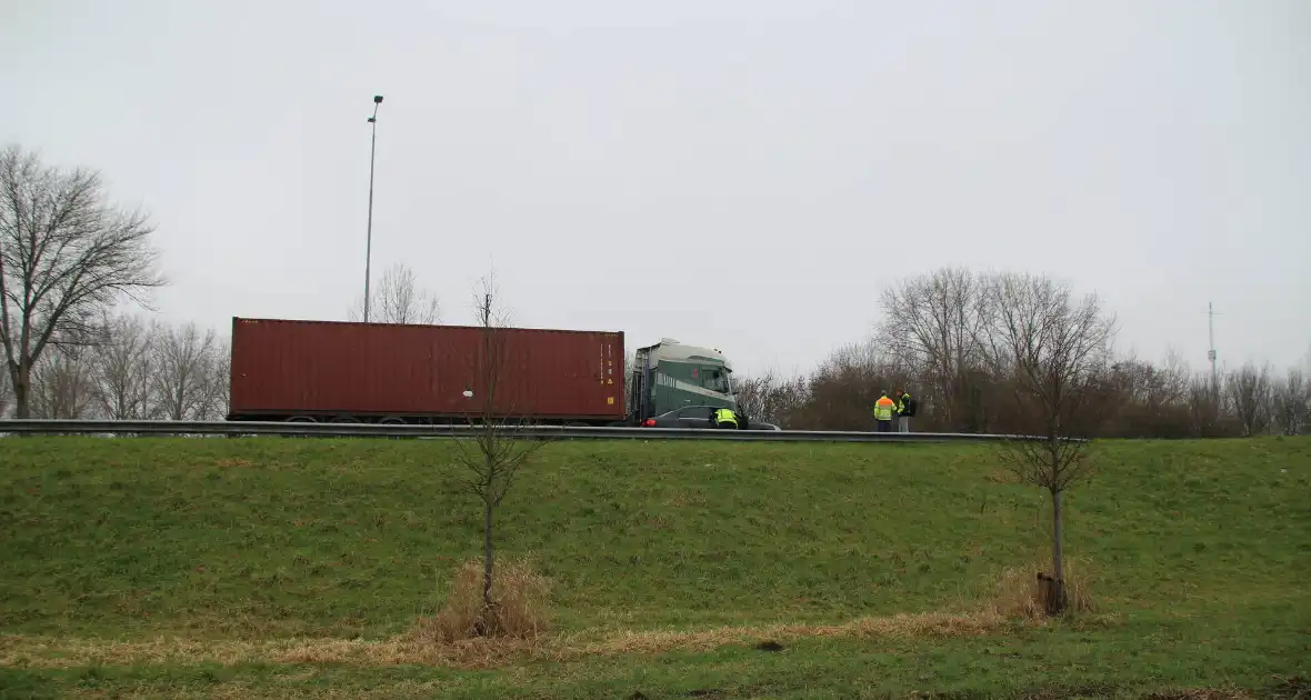 Botsing tussen vrachtwagen en auto zonder gewonden - Foto 6