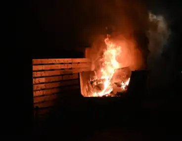 Container met bouw afval in lichterlaaie