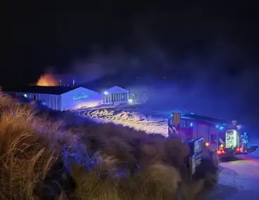 Dak van strandtent in brand