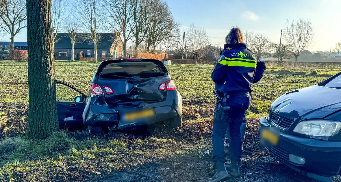Aanrijding met twee voertuigen leidt tot wegafsluiting