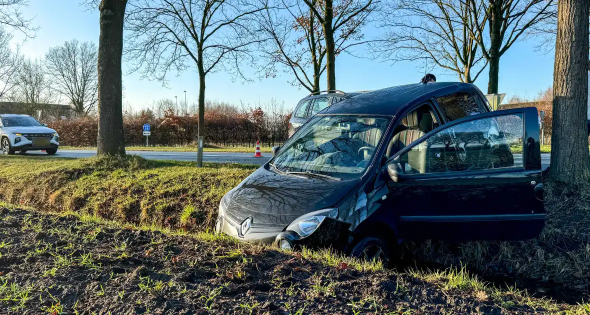 Aanrijding met twee voertuigen leidt tot wegafsluiting - Foto 1